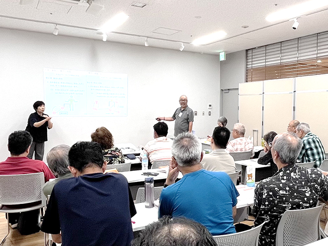 手話や補足説明を交えた学科講習